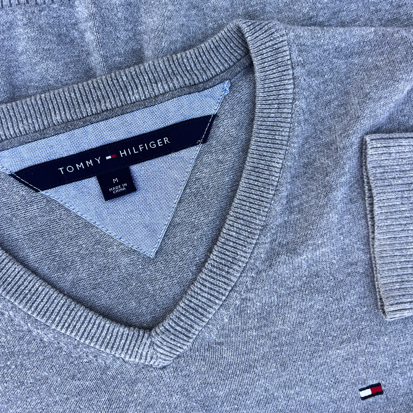 Pull Tommy Hilfiger col V gris pour hommes - taille M