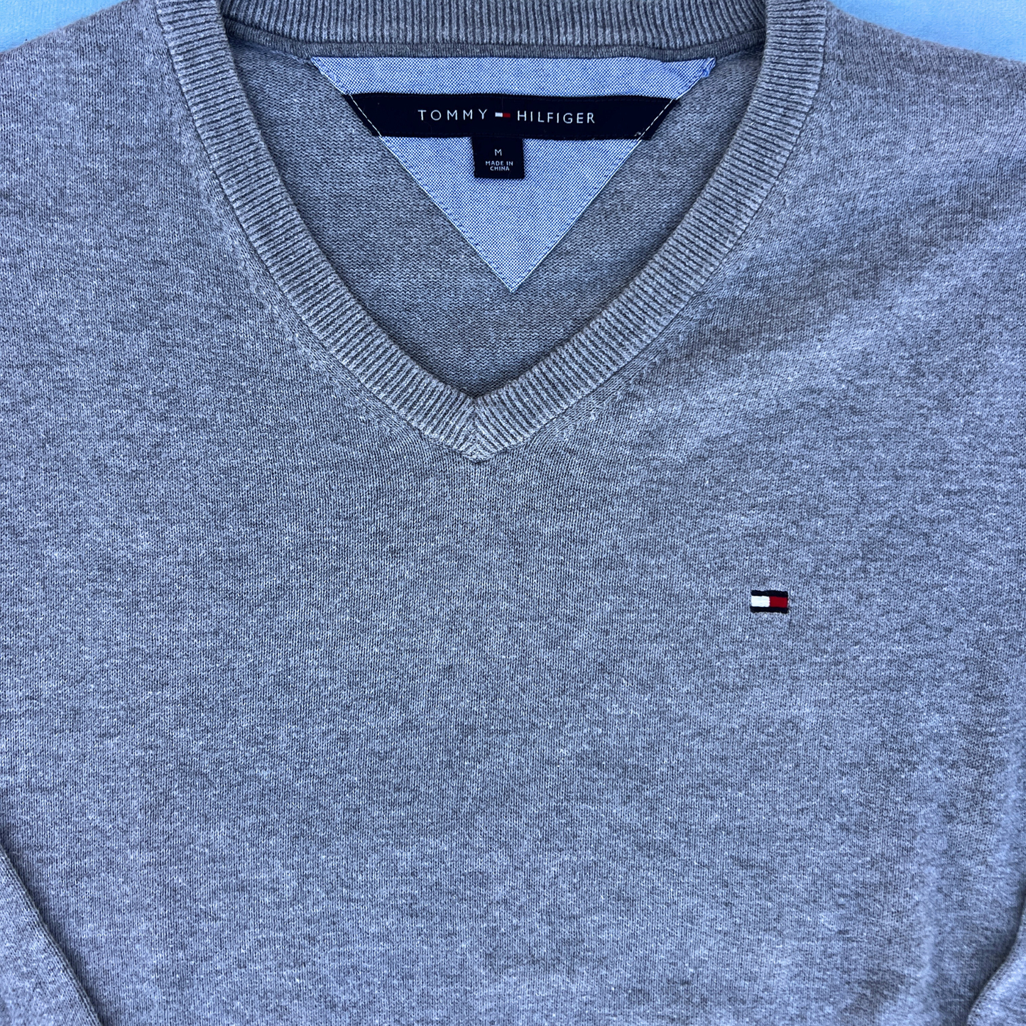 Pull Tommy Hilfiger col V gris pour hommes - taille M