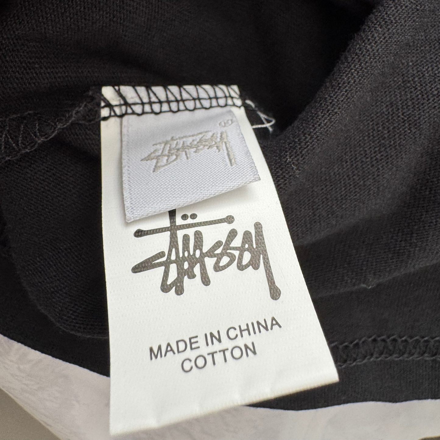 Neuf - T-shirt Stüssy - Noir logo vert - taille S ( fits M )