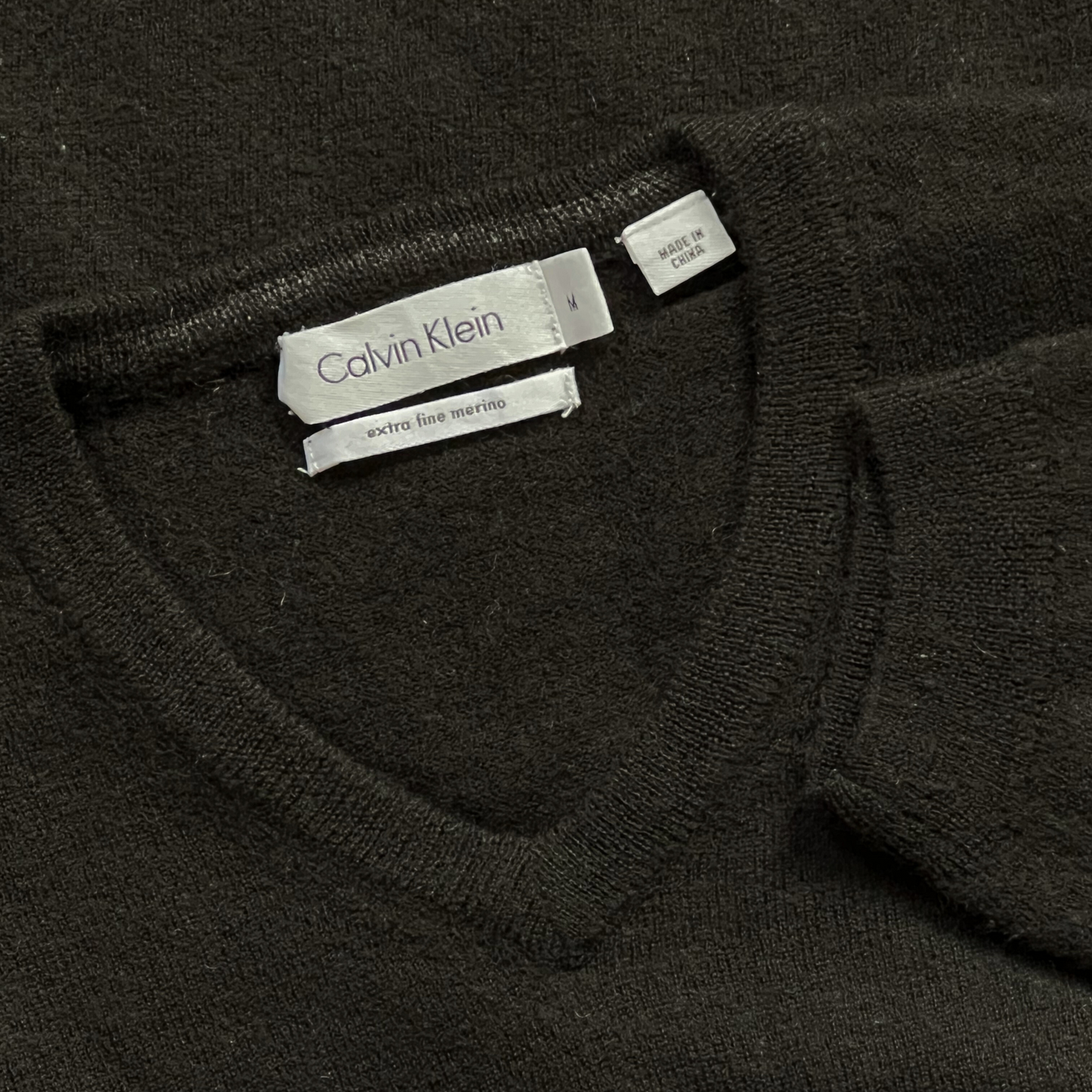 Pull en laine Calvin Klein col V en laine noir pour hommes - taille M