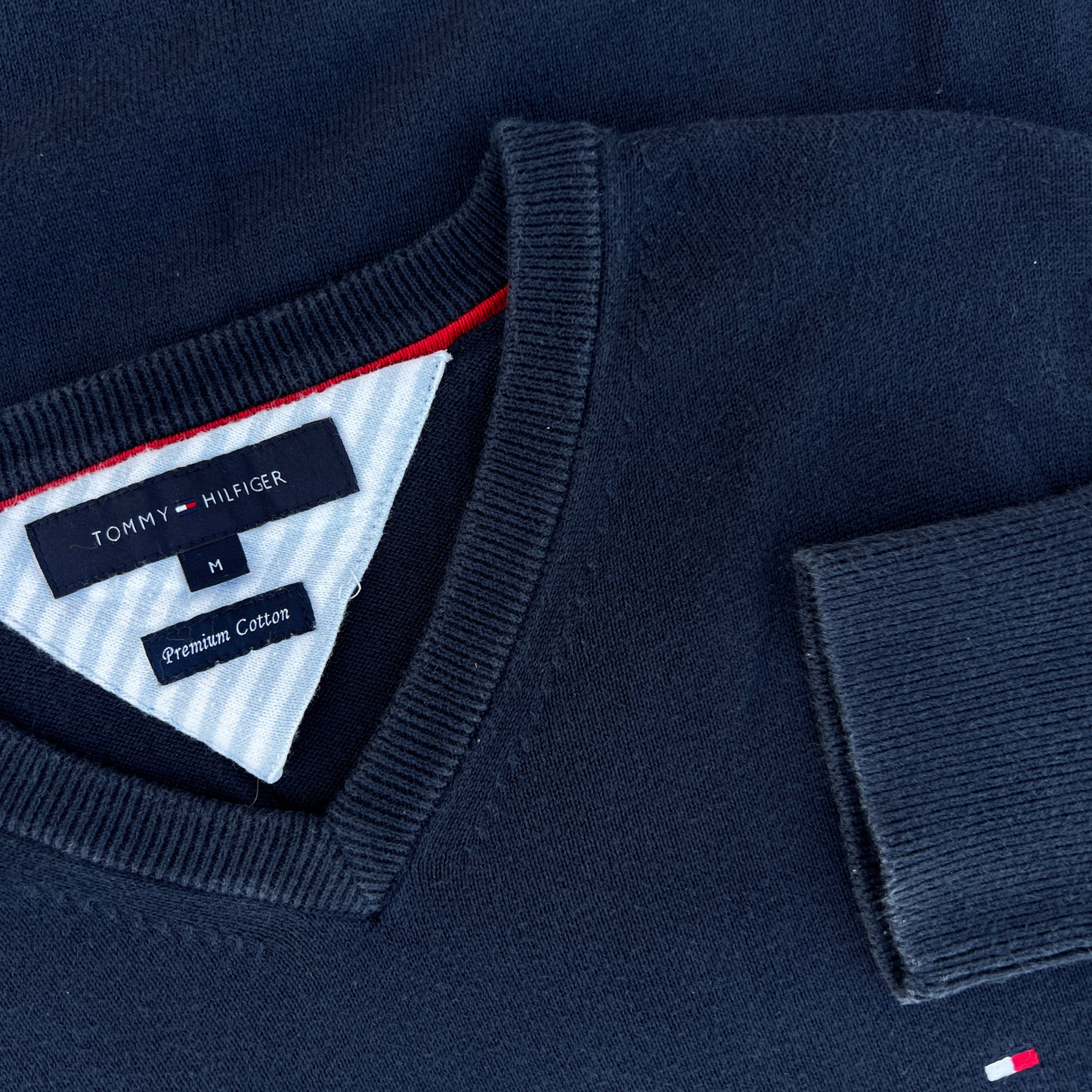 Pull Tommy Hilfiger col V bleu foncé pour hommes - taille M